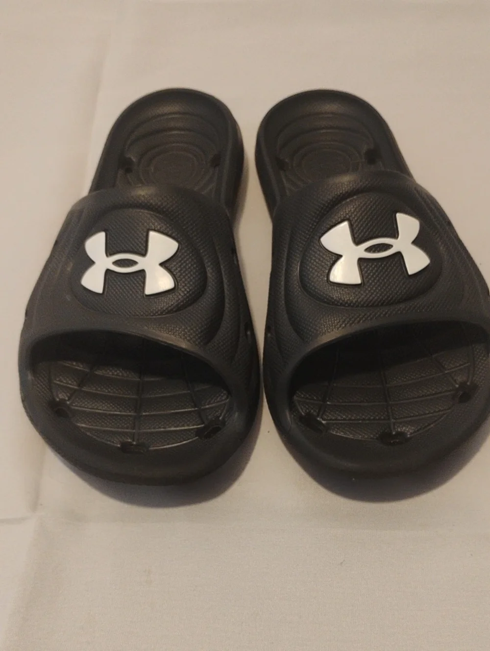 ✨ Under Armour Youth Locker IV Slides Black Size 2 ✨
